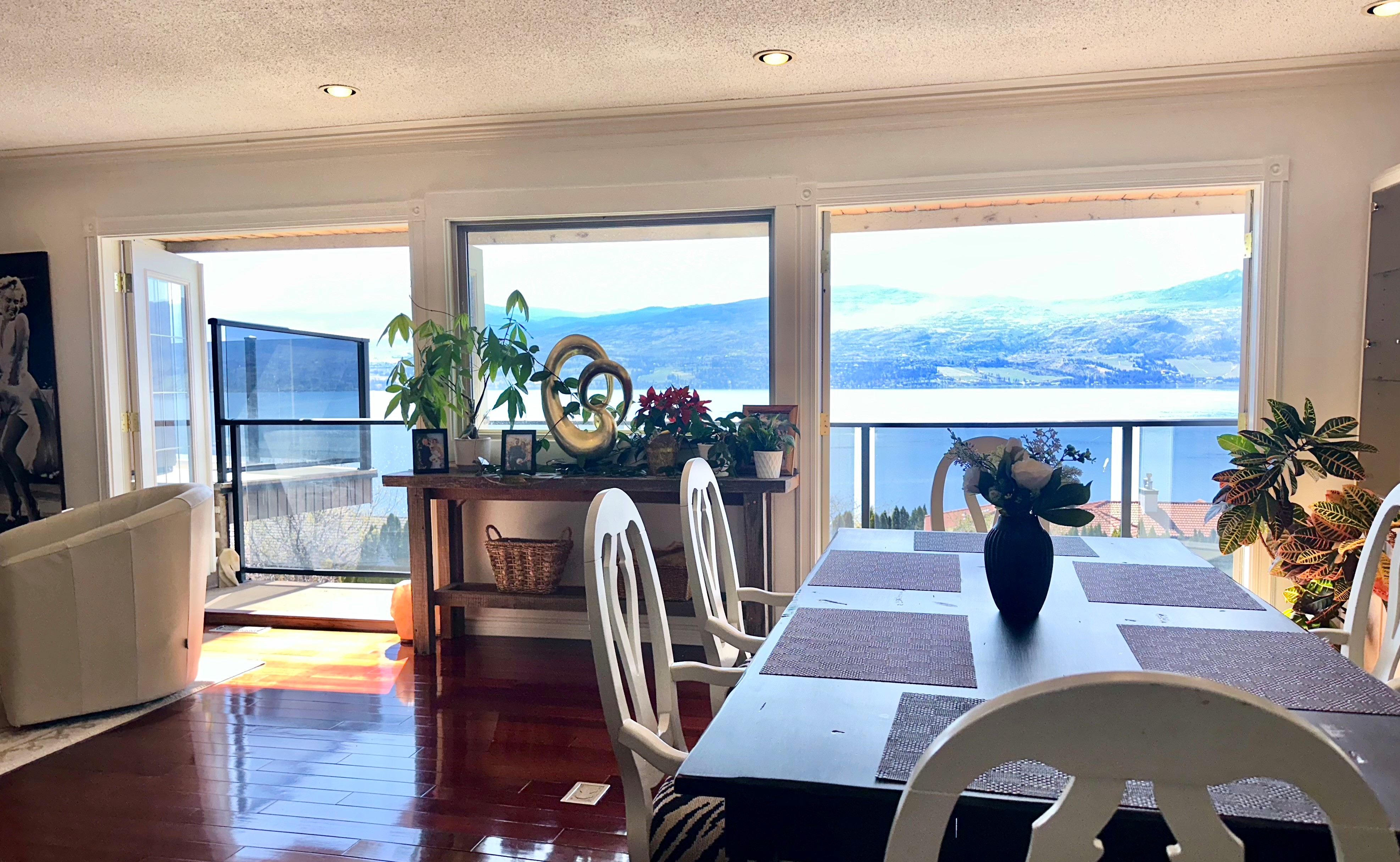 Dining room with chandelier and garden view